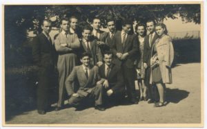 Un gruppo di convittori di Omegna. Accovacciati, in basse, Pasquale Maulini e Serafino Soressi.